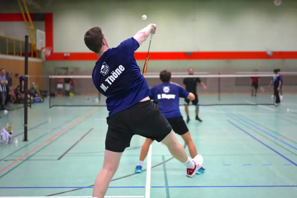 Zwei Badmintonspieler im Doppel